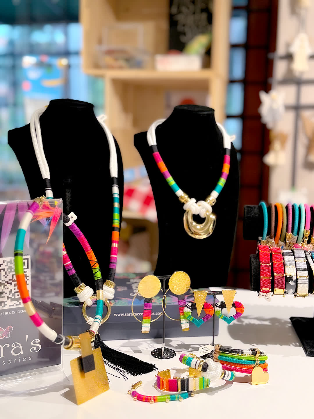 Accesorios para mujer: pulseras, aretes, collares, bolsos y billeteras de lujo, ideales para cualquier ocasión.