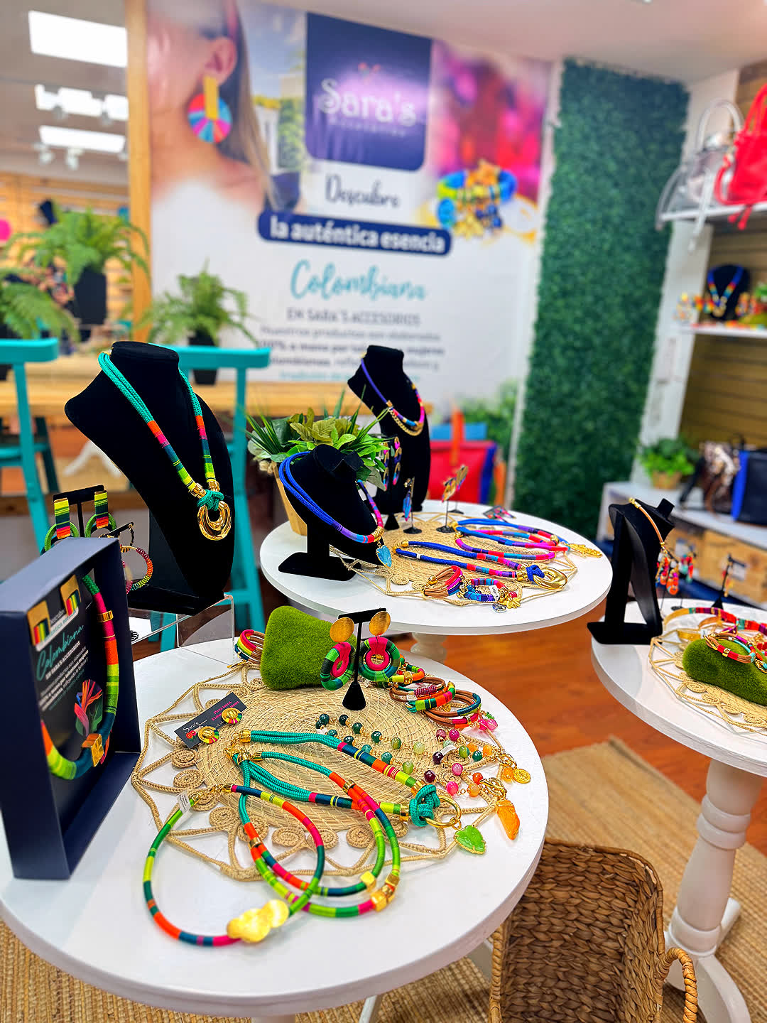 Accesorios para mujer: pulseras, aretes, collares, bolsos y billeteras de lujo, ideales para cualquier ocasión.