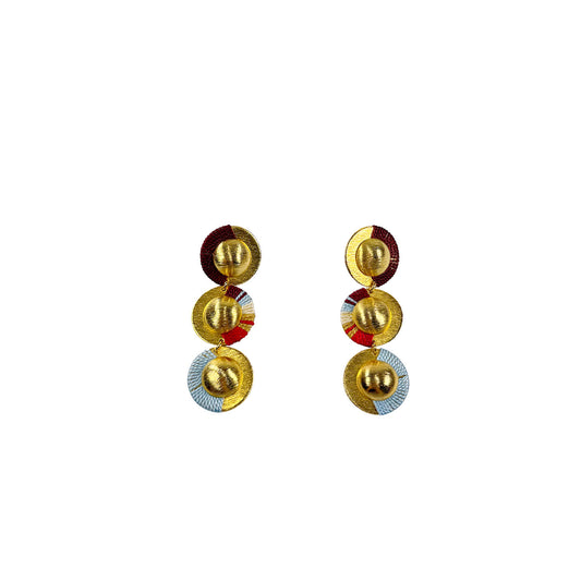 Aretes con baño en oro y diseño exclusivo para mujer, ideales para un look moderno y elegante.