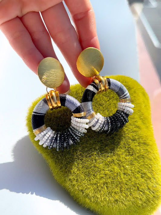 Aretes Praga Metis Mini Blanco y Negro - Sara´s accesorios