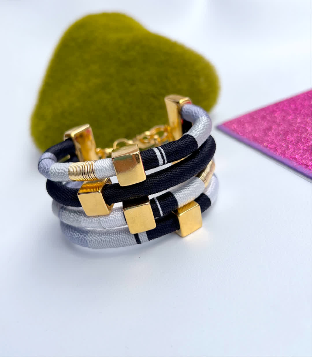Brazalete Orion Blanco y Negro - Sara´s accesorios