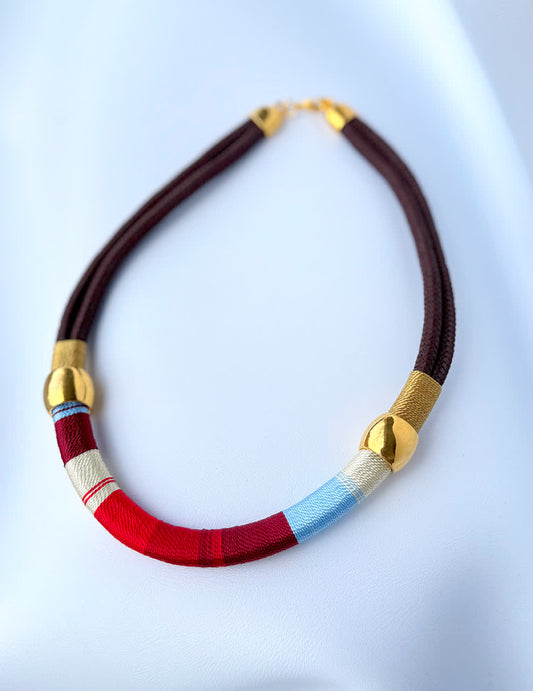 Collar Blue Placa Entorchada Granate