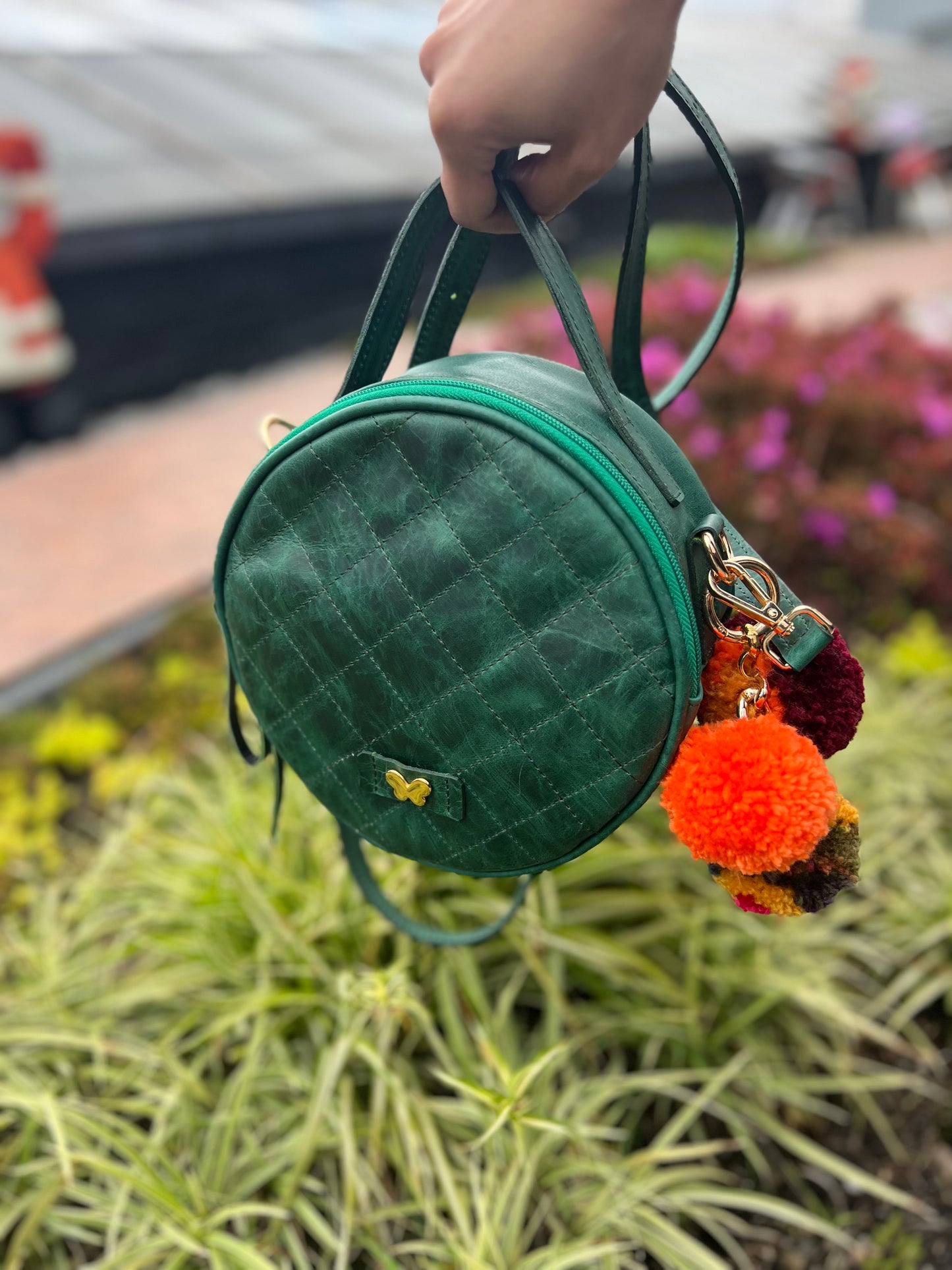 bolsos para mujer, bolsos de moda Colombia, bolsos artesanales, bolsos hechos a mano, bolsos tendencia 2025, bolsos colombianos