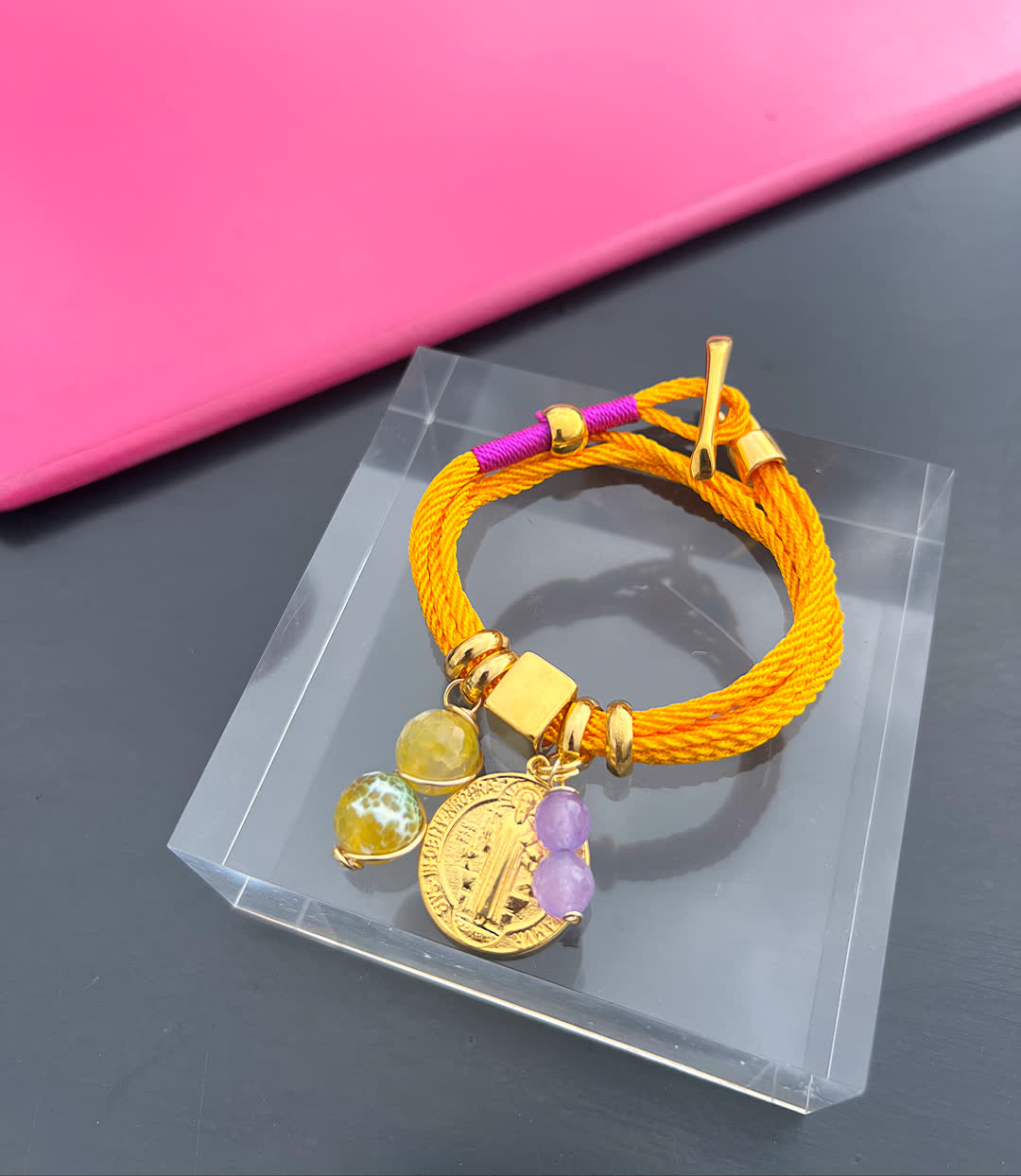 Pulsera Amuleto Mostaza - Sara´s accesorios