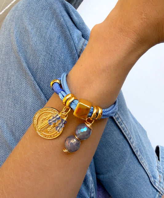 Pulsera Amuleto azul hielo con dije de san benito