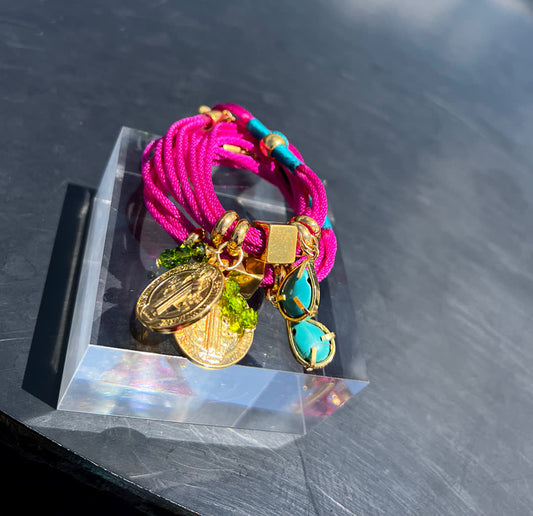 Pulsera Amuleto magenta - Sara´s accesorios