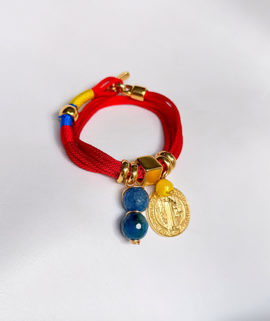 Pulsera Amuleto Colombia con dije de san benito dorado - Sara´s accesorios