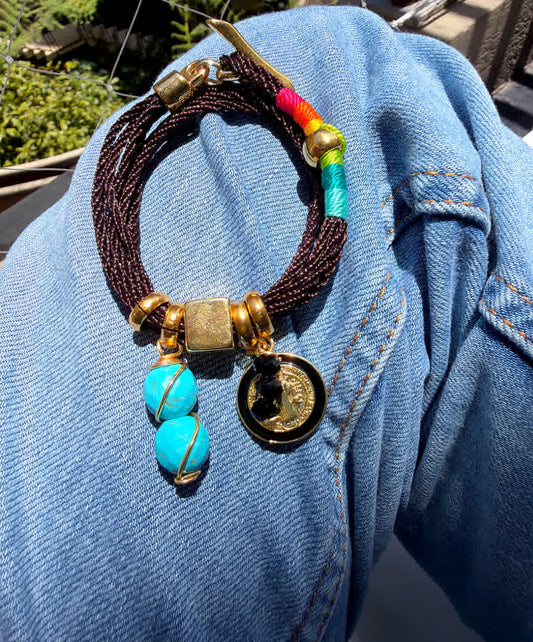 Pulsera Amuleto Glam negro multicolor con dije de san benito