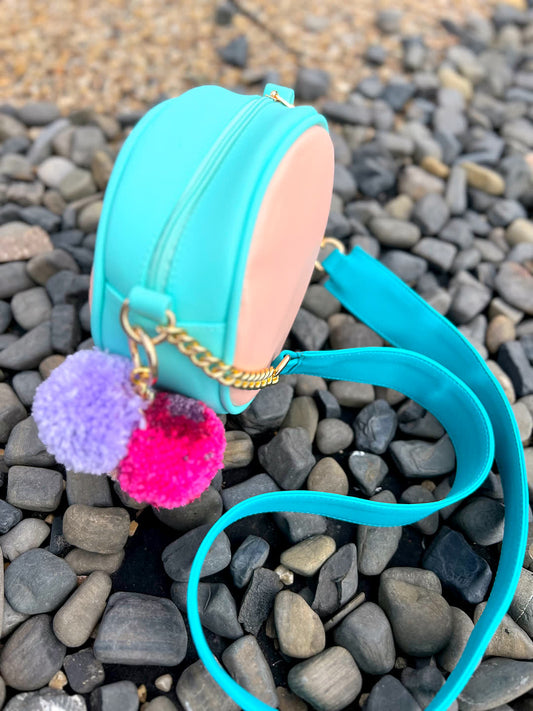 Bolsos pequeños y de mano para mujer, modernos y funcionales, disponibles en nuestra tienda online.