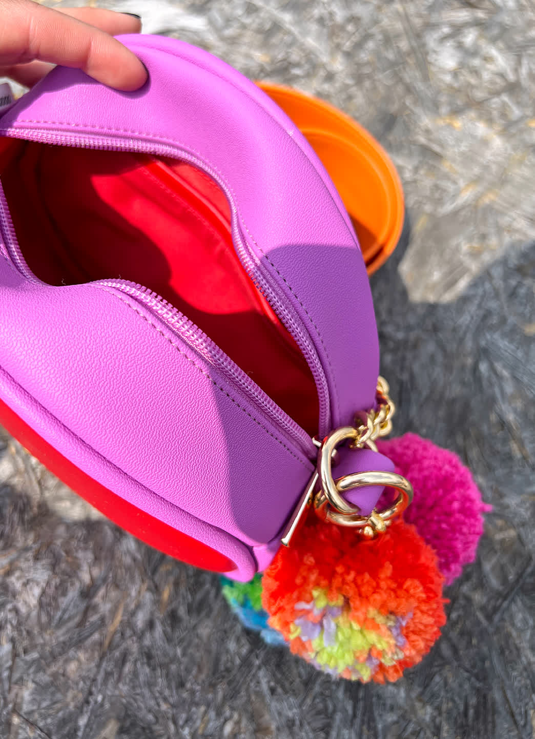 Bolsos pequeños y de mano para mujer, modernos y funcionales, disponibles en nuestra tienda online.