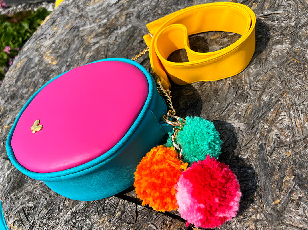 Bolsos pequeños y de mano para mujer, modernos y funcionales, disponibles en nuestra tienda online.