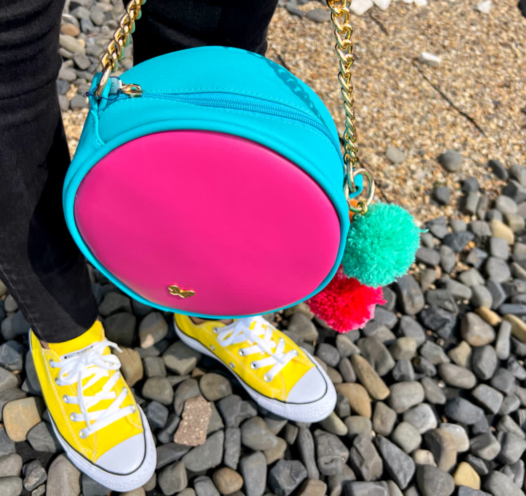 Bolsos pequeños y de mano para mujer, modernos y funcionales, disponibles en nuestra tienda online.