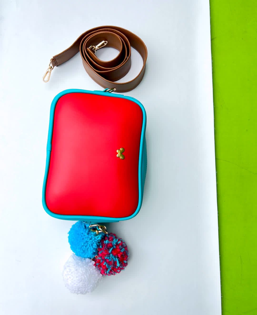 bolsos para mujer, bolsos de moda Colombia, bolsos artesanales, bolsos hechos a mano, bolsos tendencia 2025, bolsos colombianos
