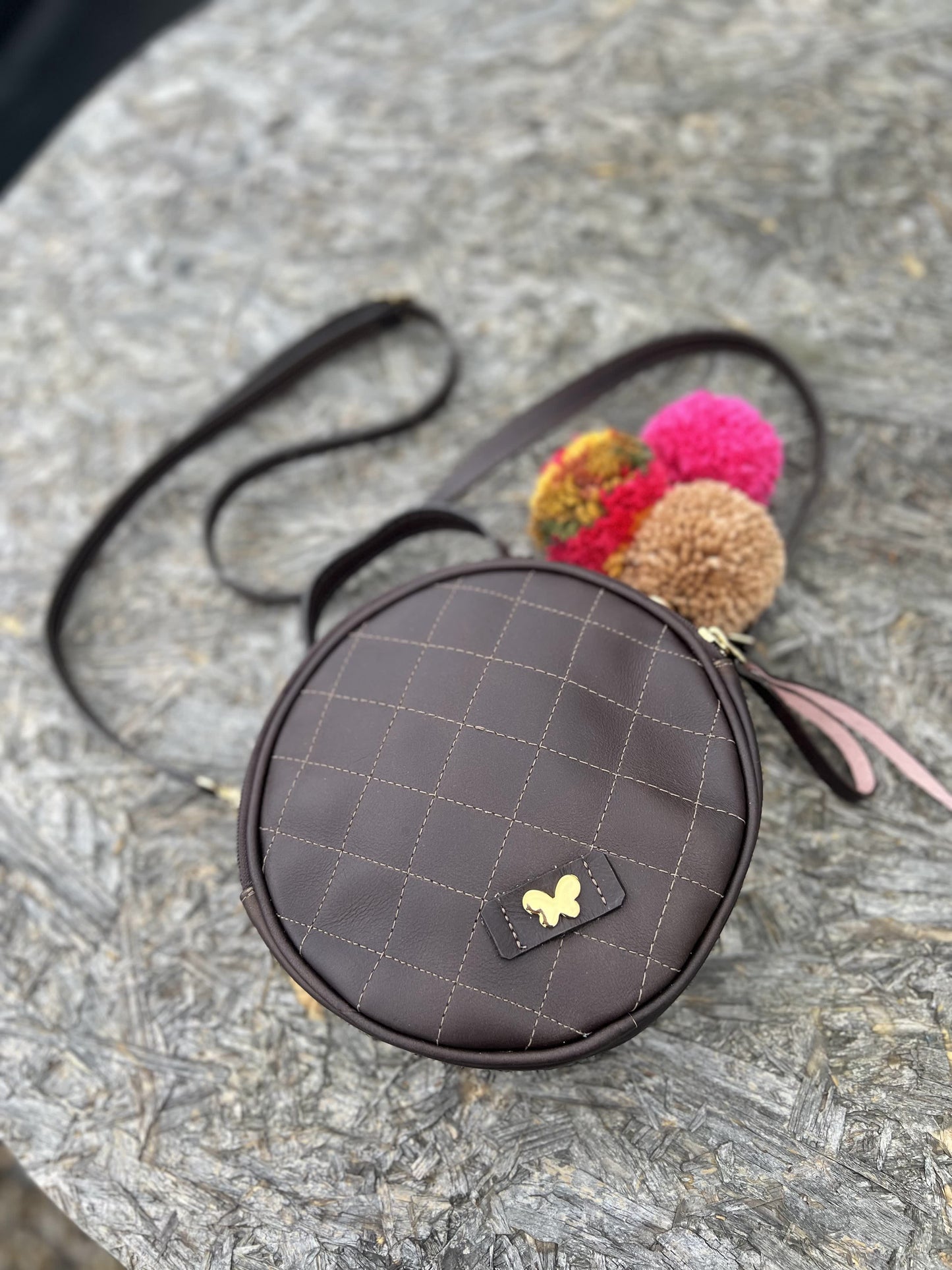bolsos para mujer, bolsos de moda Colombia, bolsos artesanales, bolsos hechos a mano, bolsos tendencia 2025, bolsos colombianos