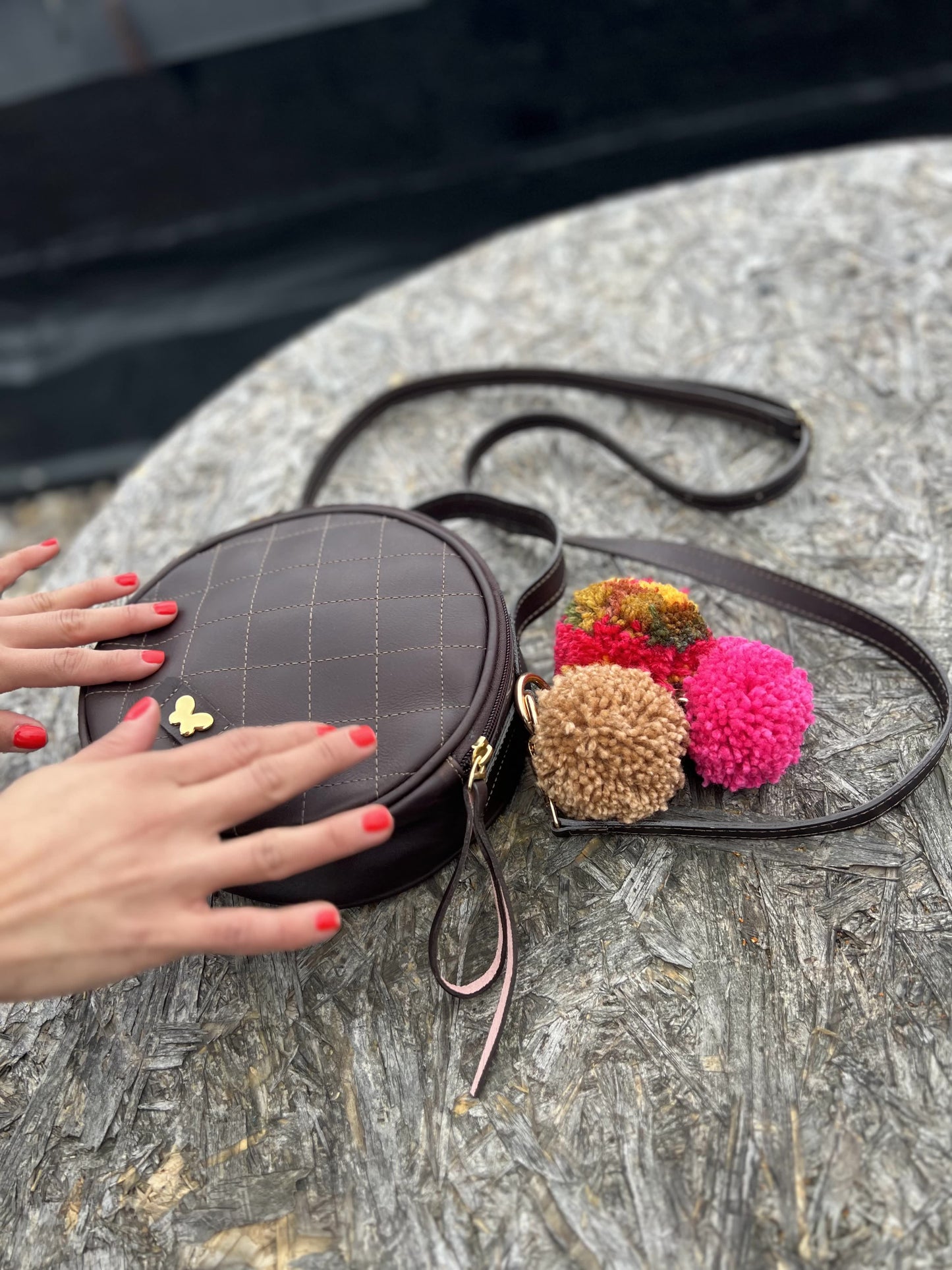 bolsos para mujer, bolsos de moda Colombia, bolsos artesanales, bolsos hechos a mano, bolsos tendencia 2025, bolsos colombianos