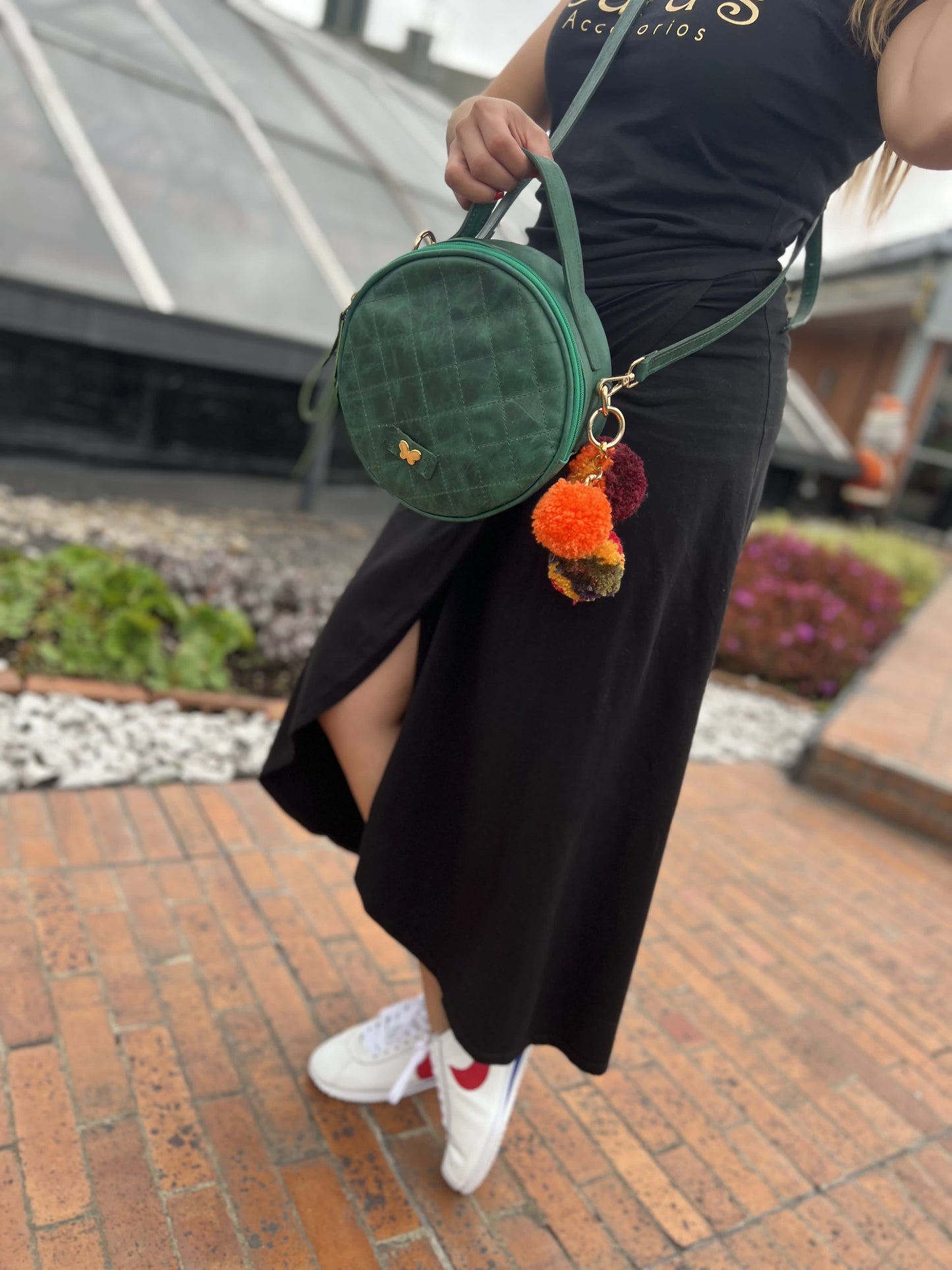 bolsos para mujer, bolsos de moda Colombia, bolsos artesanales, bolsos hechos a mano, bolsos tendencia 2025, bolsos colombianos