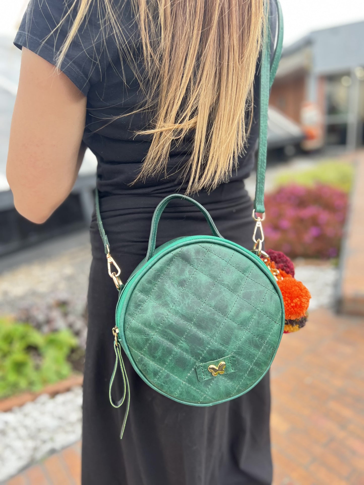 bolsos para mujer, bolsos de moda Colombia, bolsos artesanales, bolsos hechos a mano, bolsos tendencia 2025, bolsos colombianos
