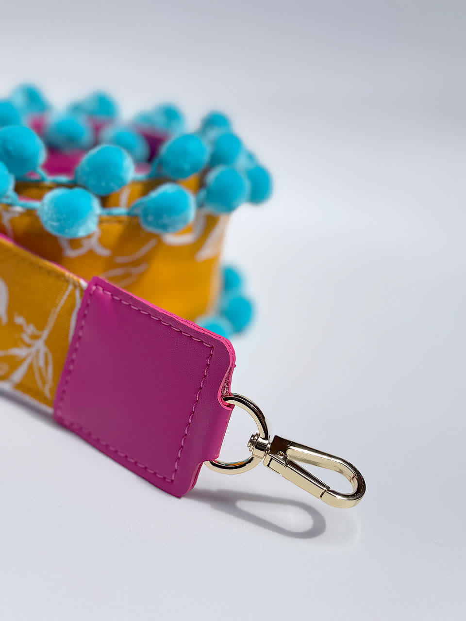 Asa Lona pompón Celeste y fuscia - Sara´s accesorios
