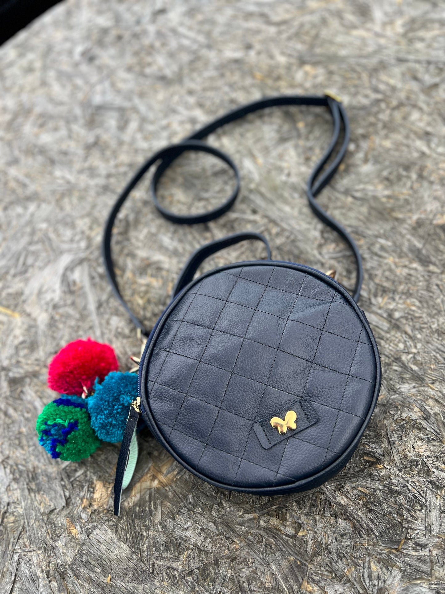 bolsos para mujer, bolsos de moda Colombia, bolsos artesanales, bolsos hechos a mano, bolsos tendencia 2025, bolsos colombianos