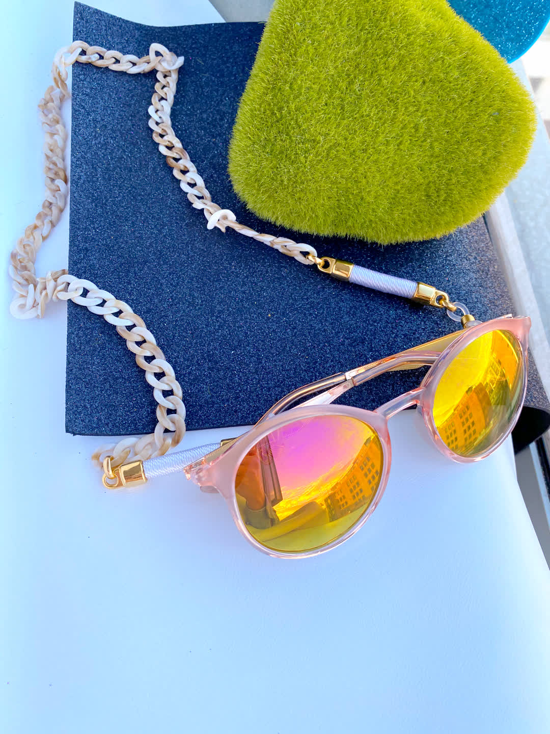 Cuelga Gafas Chain beige - Sara´s accesorios