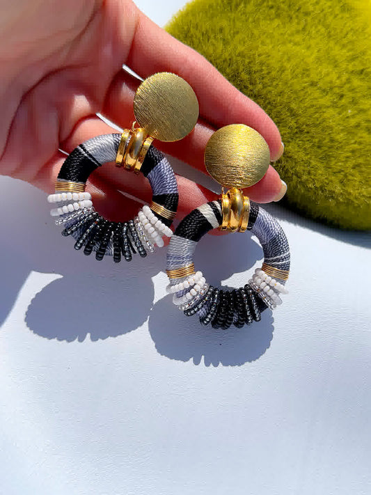 Aretes Praga Metis Mini Blanco y Negro - Sara´s accesorios