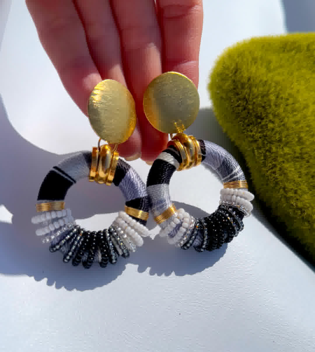 Aretes Praga Metis Mini Blanco y Negro - Sara´s accesorios