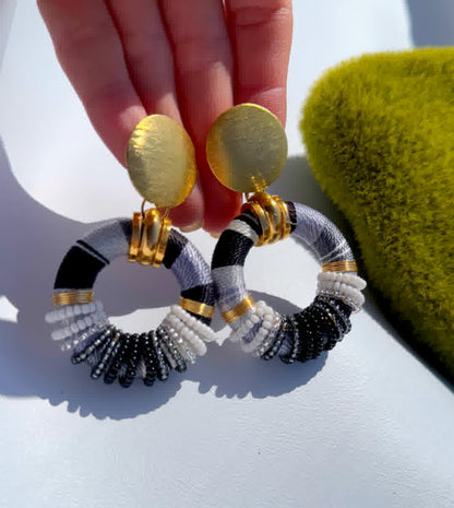 Aretes Praga Metis Mini Blanco y Negro - Sara´s accesorios