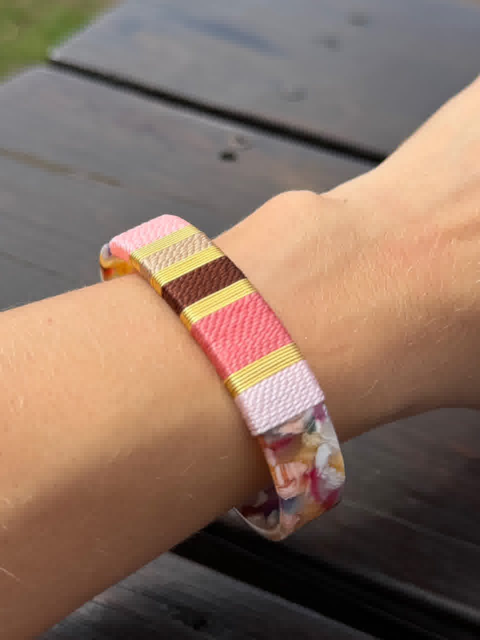 Brazalete Print Resina con tejido rosa cafe - Sara´s accesorios