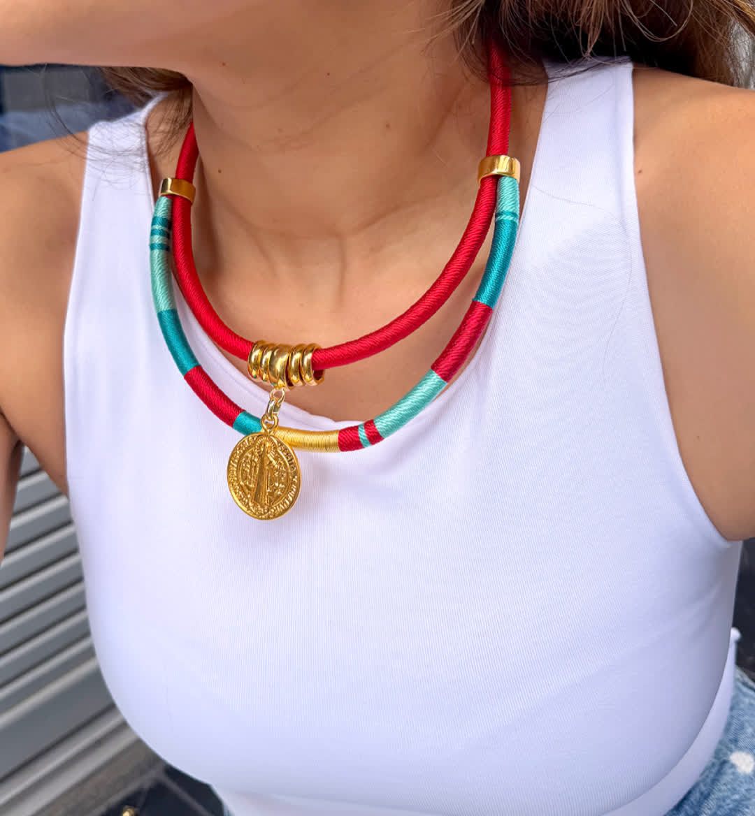 Collar Gorgona SB rojo turquesa dije de san Benito - Sara´s accesorios