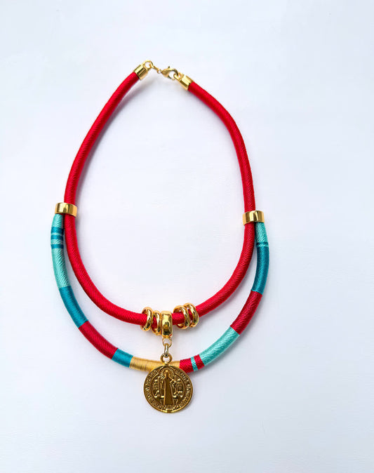 Collar Gorgona SB rojo turquesa dije de san Benito - Sara´s accesorios