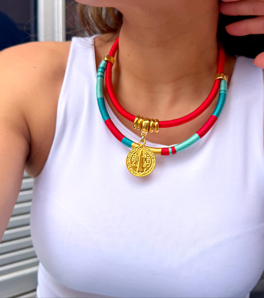 Collar Gorgona SB rojo turquesa dije de san Benito - Sara´s accesorios