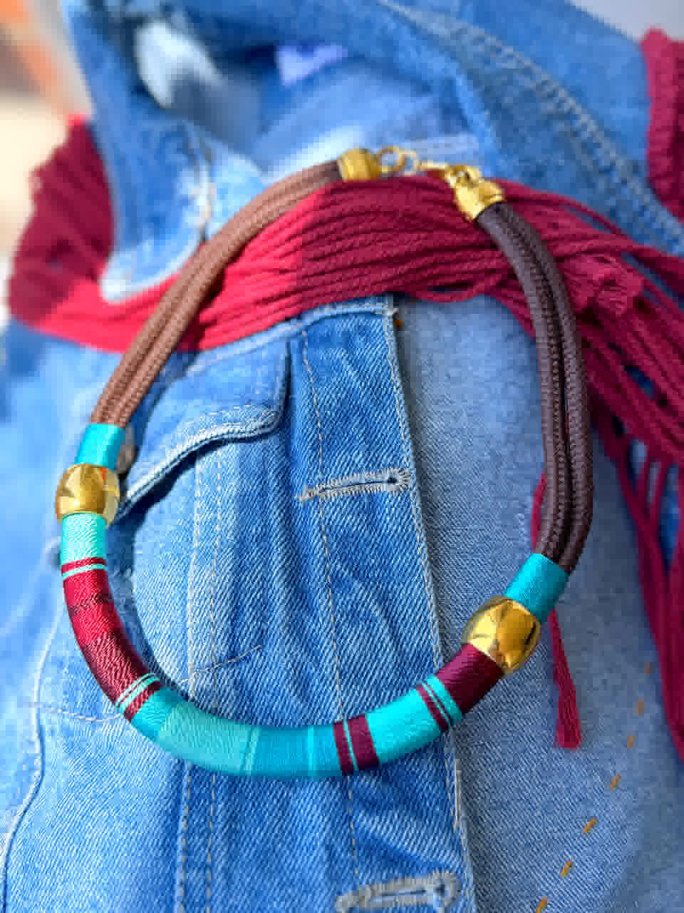 Collar Placa Entorchada Vino Celeste