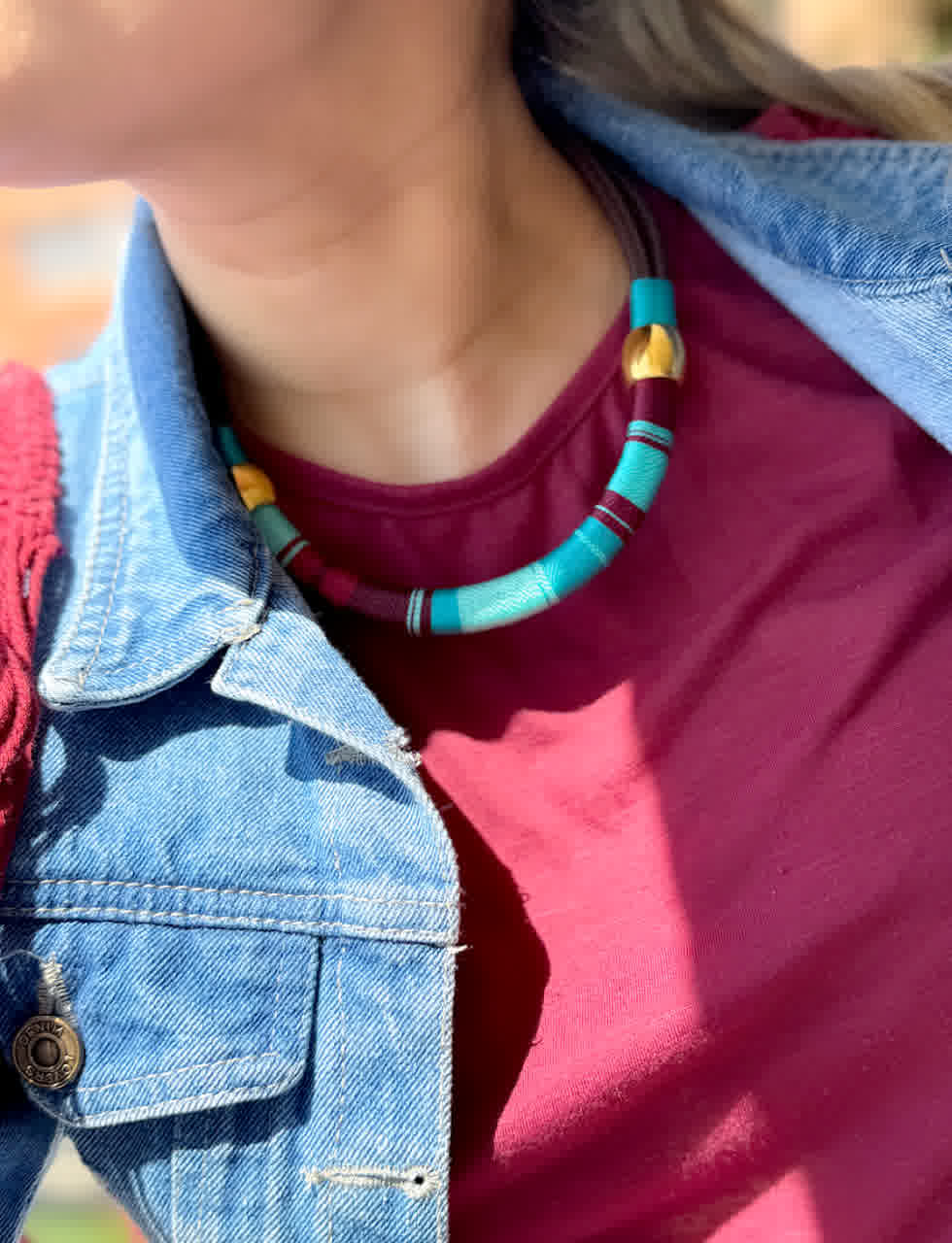 Collar Placa Entorchada Vino Celeste