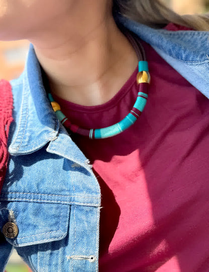 Collar Placa Entorchada Vino Celeste