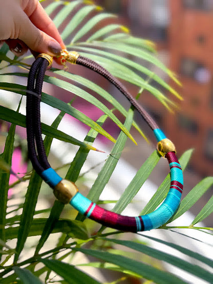 Collar Placa Entorchada Vino Celeste