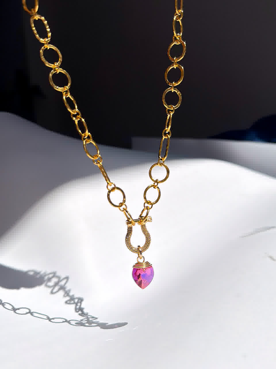Collar Monarca corazon en cristal rosa - Sara´s accesorios