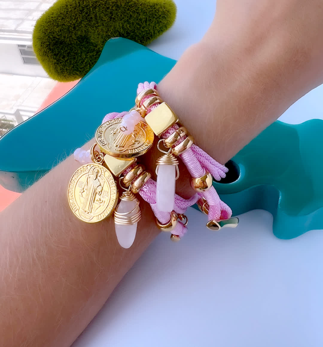 Pulsera Amuleto Rosa Cuarzo con dije de san benito
