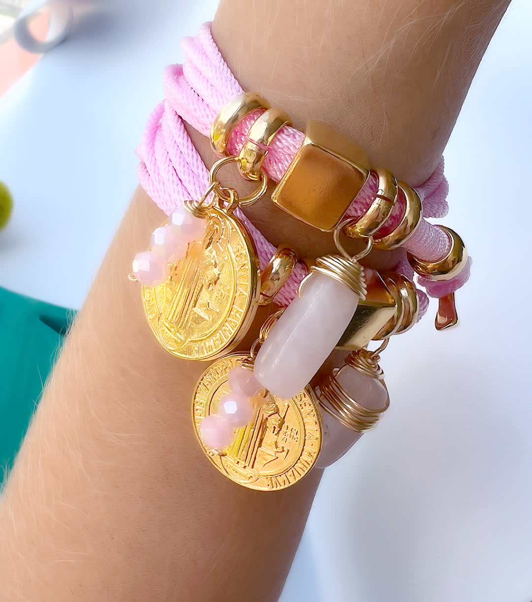 Pulsera Amuleto Rosa Cuarzo con dije de san benito