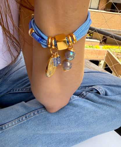 Pulsera Amuleto azul hielo con dije de san benito