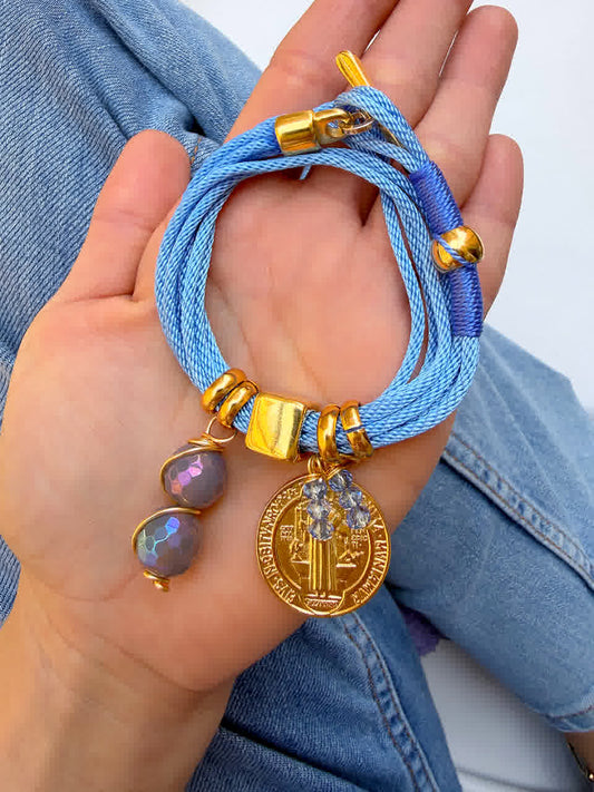 Pulsera Amuleto azul hielo con dije de san benito