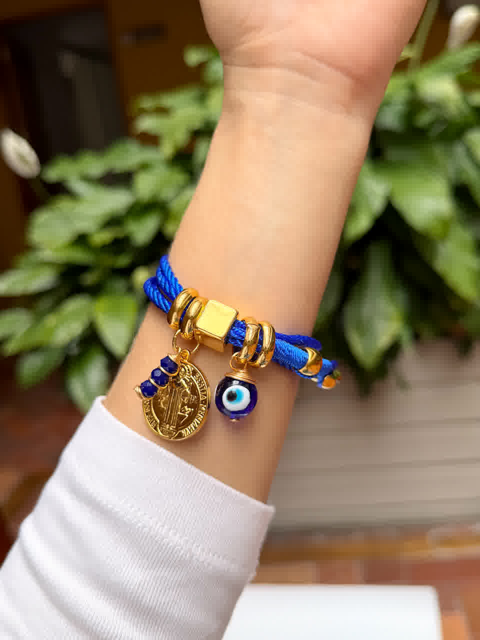 Pulsera Amuleto azul rey con dije de san benito