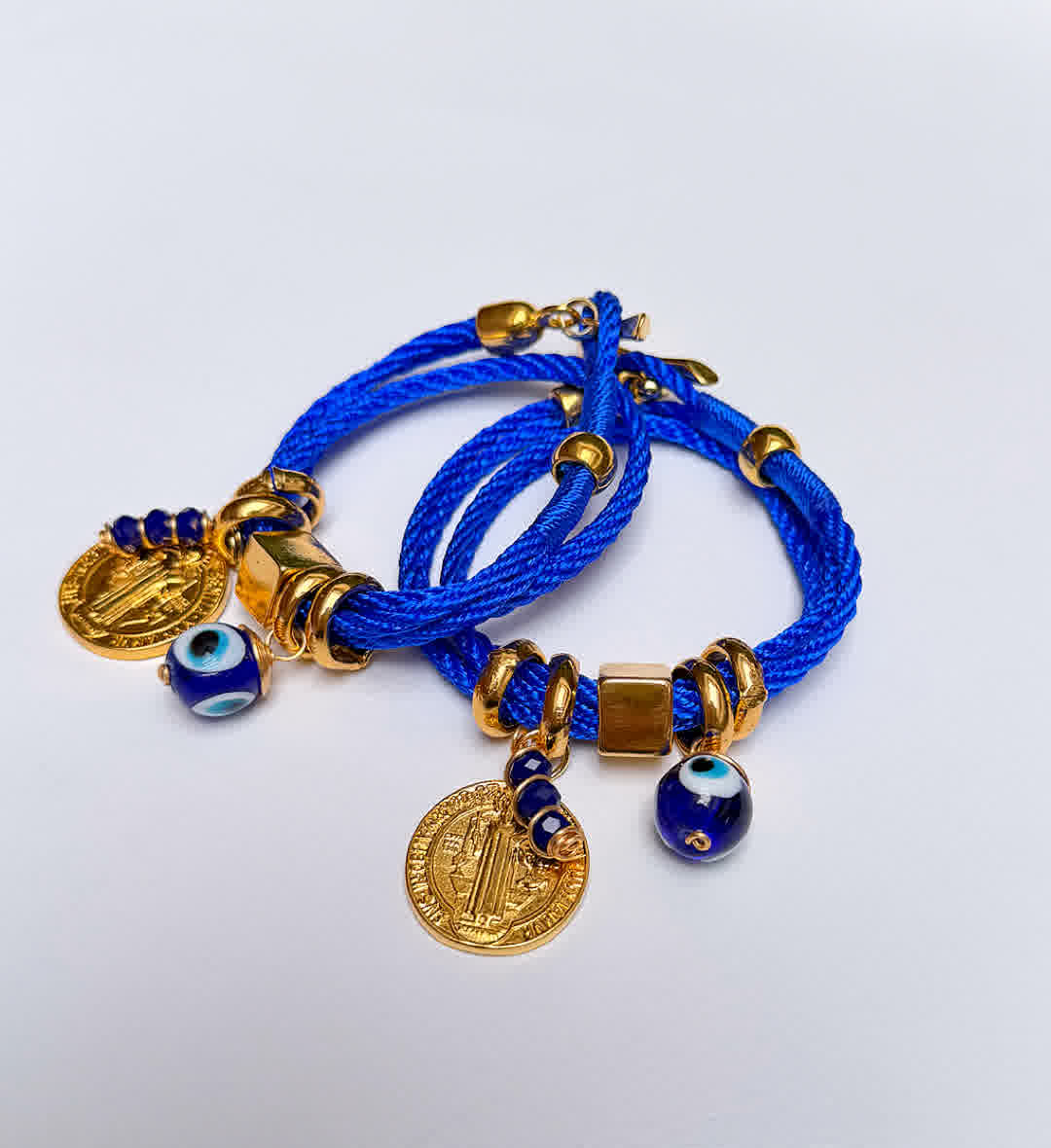 Pulsera Amuleto azul rey con dije de san benito
