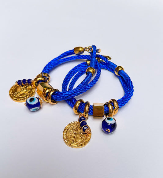 Pulsera Amuleto azul rey con dije de san benito