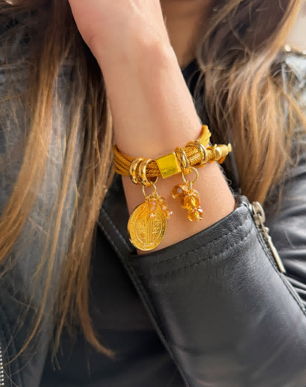 Pulsera Amuleto Dorado  con dije de San Benito