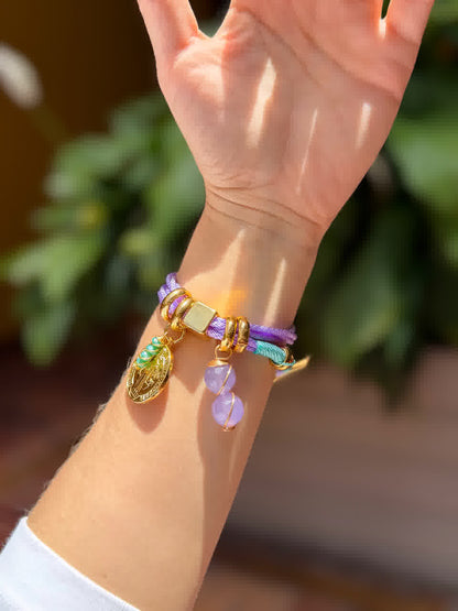Pulsera Amuleto lila con dije de San Benito