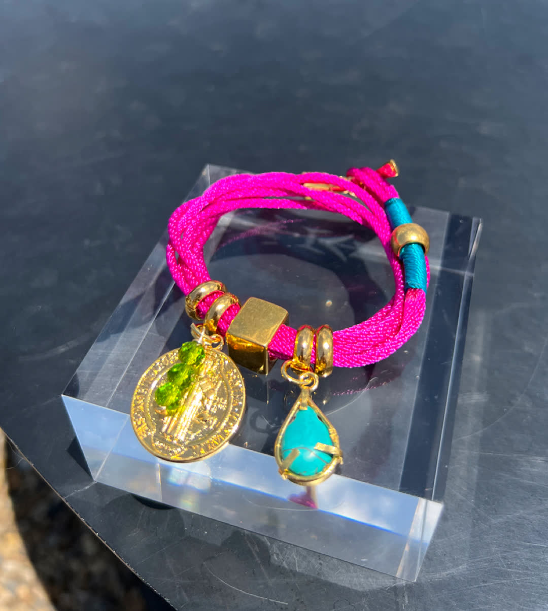 Pulsera Amuleto magenta - Sara´s accesorios