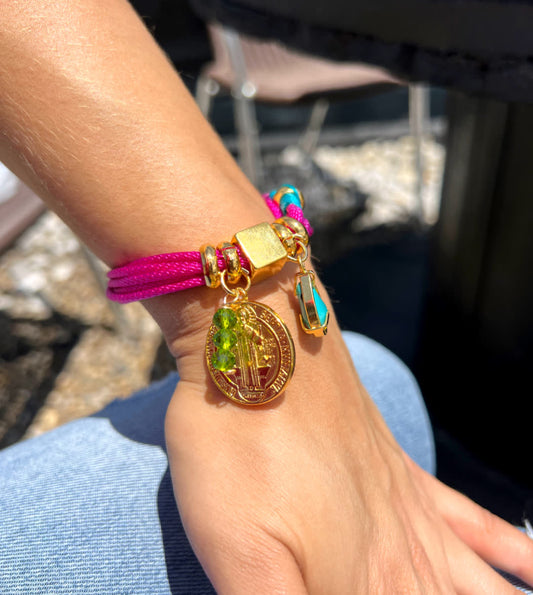 Pulsera Amuleto magenta - Sara´s accesorios