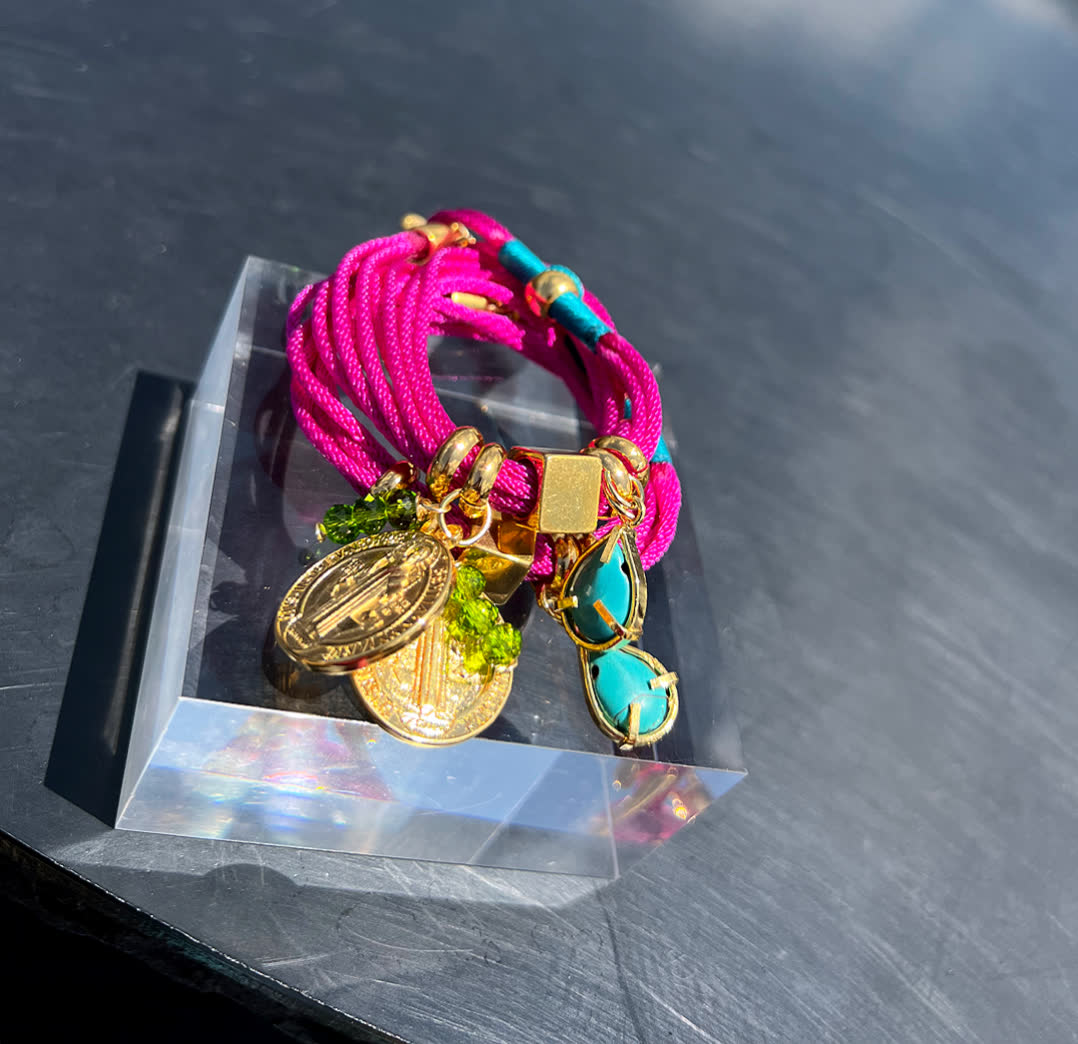 Pulsera Amuleto magenta - Sara´s accesorios
