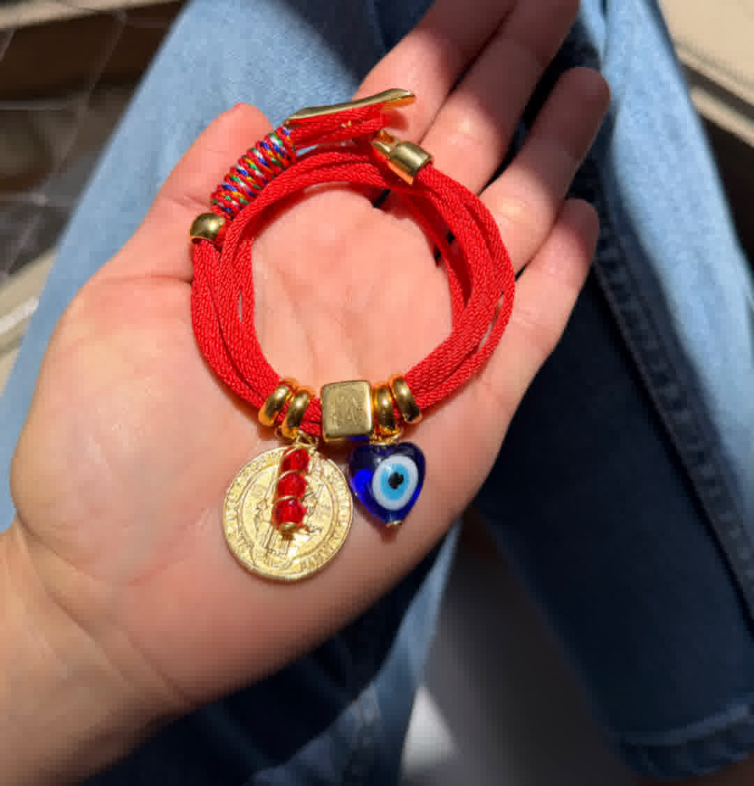 Pulsera Amuleto rojo multicolor  dije de san benito - Sara´s accesorios