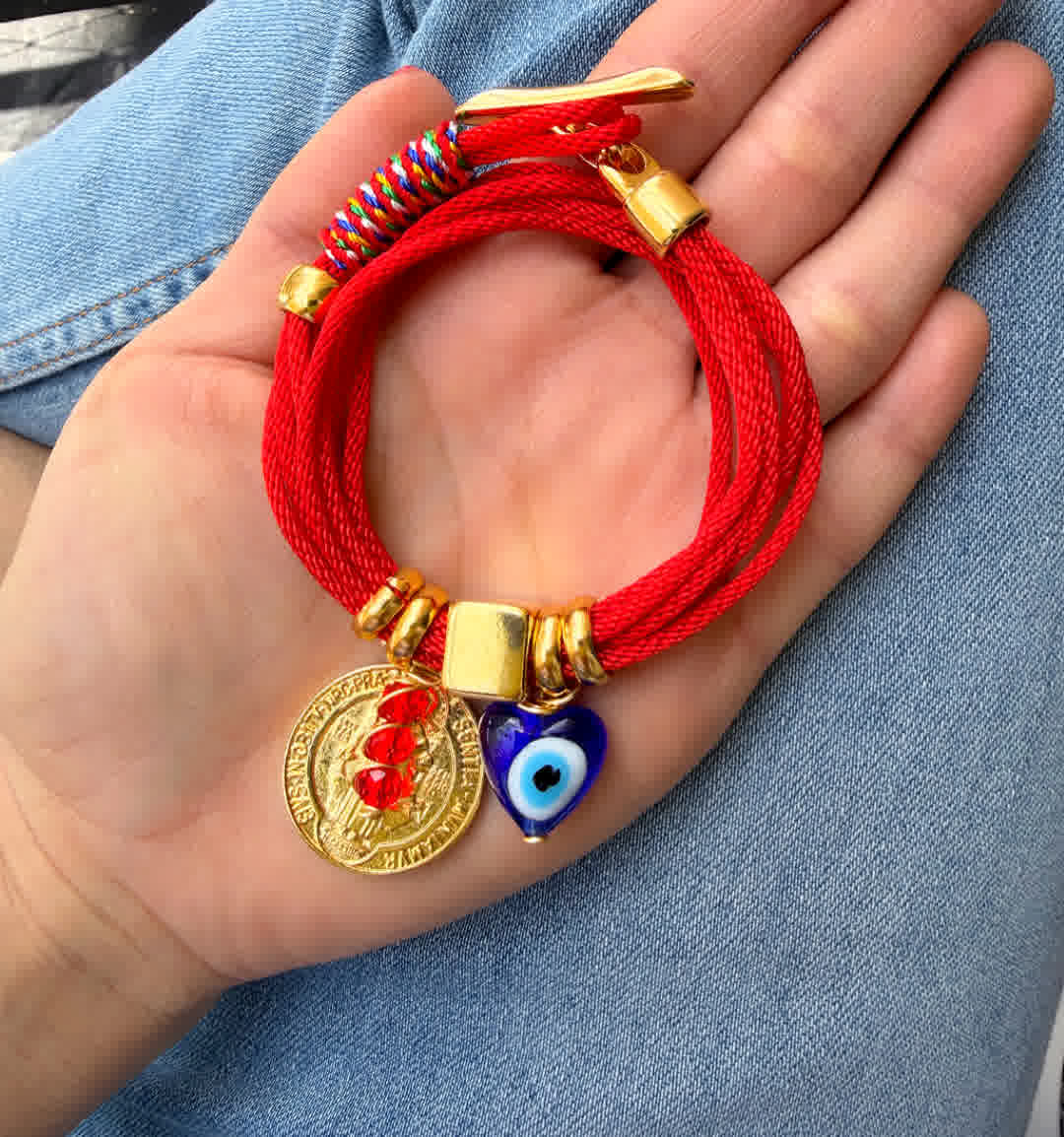 Pulsera Amuleto rojo multicolor  dije de san benito - Sara´s accesorios